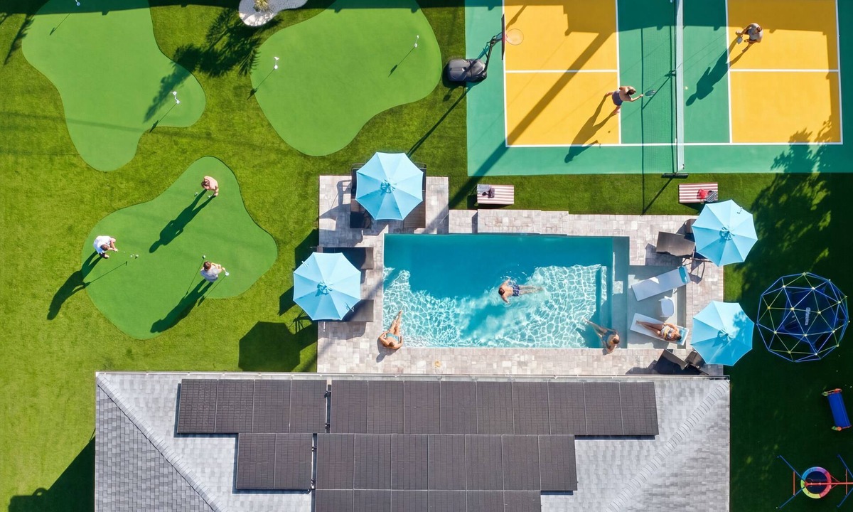 West Bradenton House | New! Family Private Resort, Heated Pool, Pickleball, Putting Green & Game Room