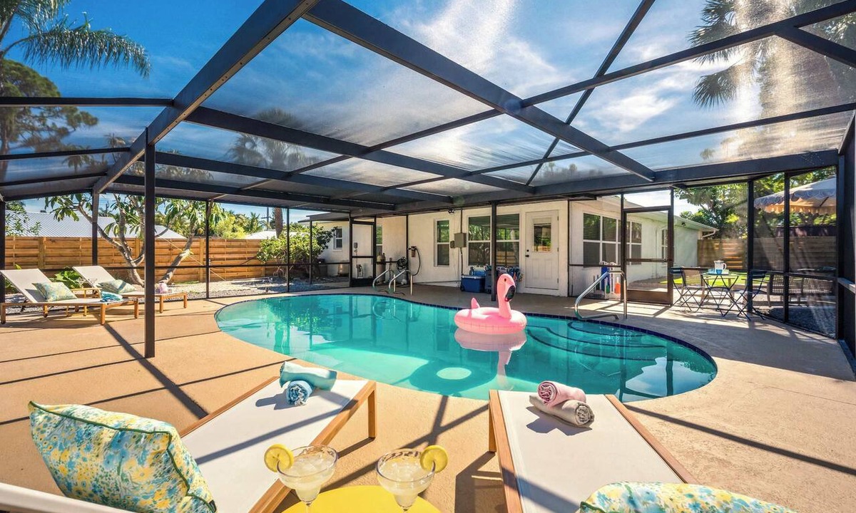 West Bradenton House | NEW - Pool - Near Beaches - Family Sleeps 14 - Mini Golf - Fire Pit
