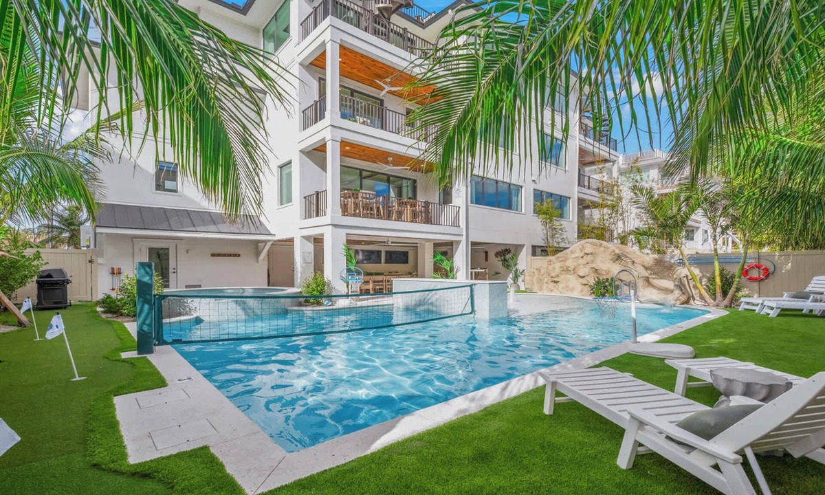 Siesta Key House | New - Private Beach Access - Pool Bar/Volleyball