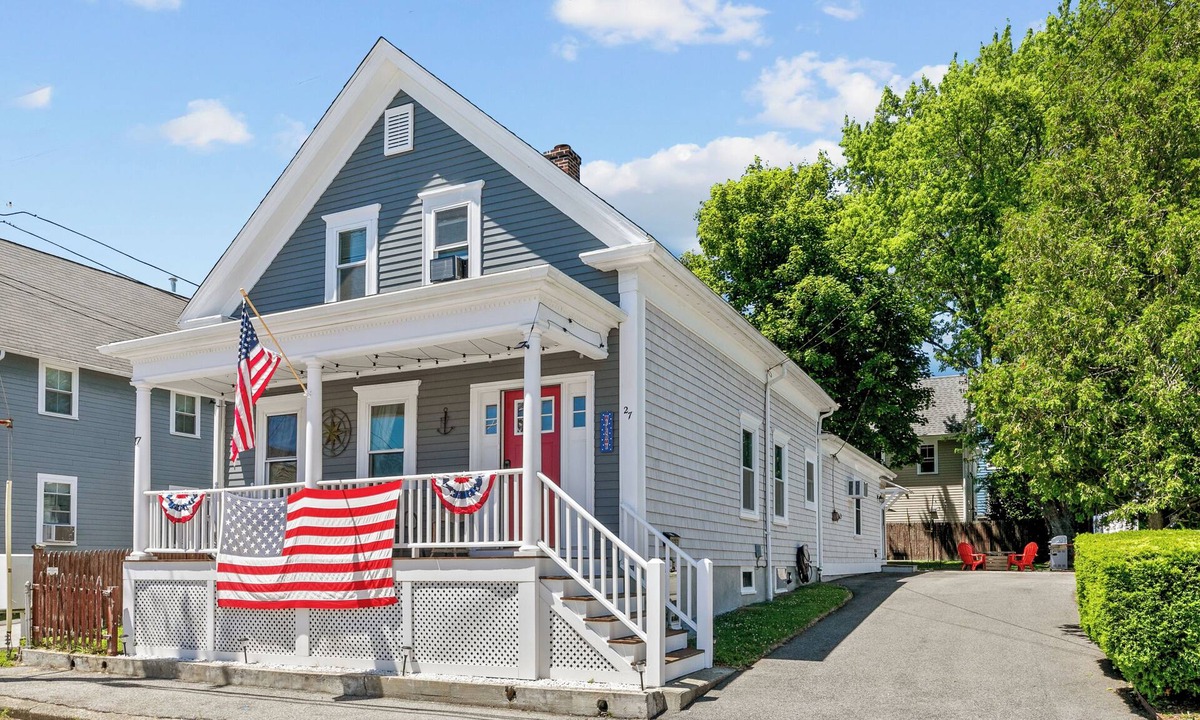 Bristol House | NEW - Sleeps 12, Fun Yard, Fire Pit Walk to Water!