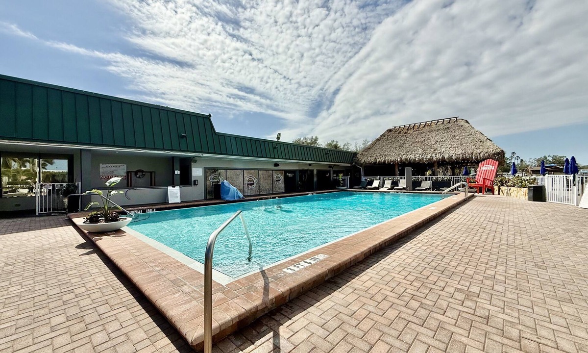 Trailer Estates Hotel | !NEWLY REMODELED!WATER FRONT CONDO-POOL/GYM/BOAT RENTALS/WI-FI/LAUNDRY FACILITY!