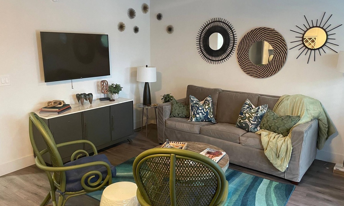 Downtown Apartment | Newly Renovated 1-Bed Apt with Modern High-End Décor and Finishes. Sleeps 3