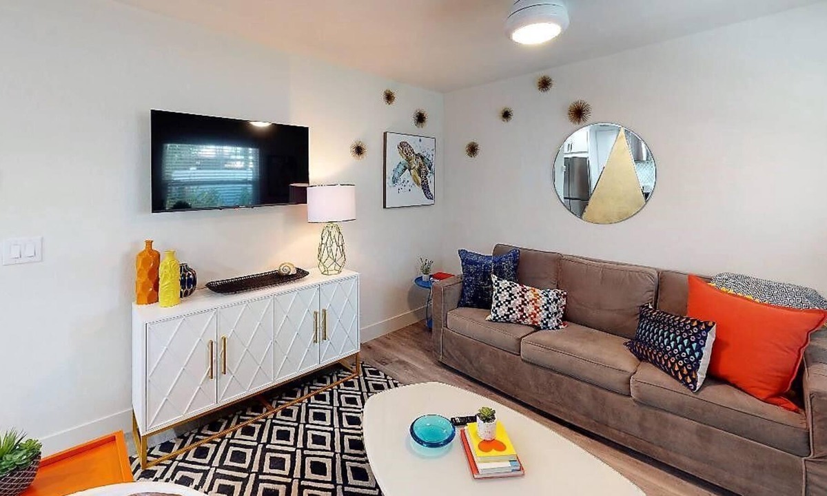 Downtown Apartment | Newly Renovated 1-Bed Apt with Modern High-End Décor and Finishes. Sleeps 4