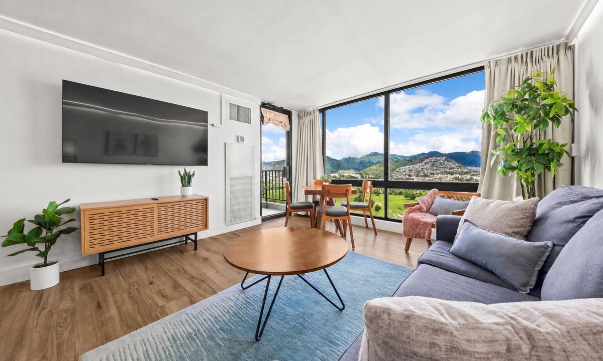 Waikiki Hotel | Newly renovated! FREE PARKING, Koolau Mountain, Golf Course & City Views!