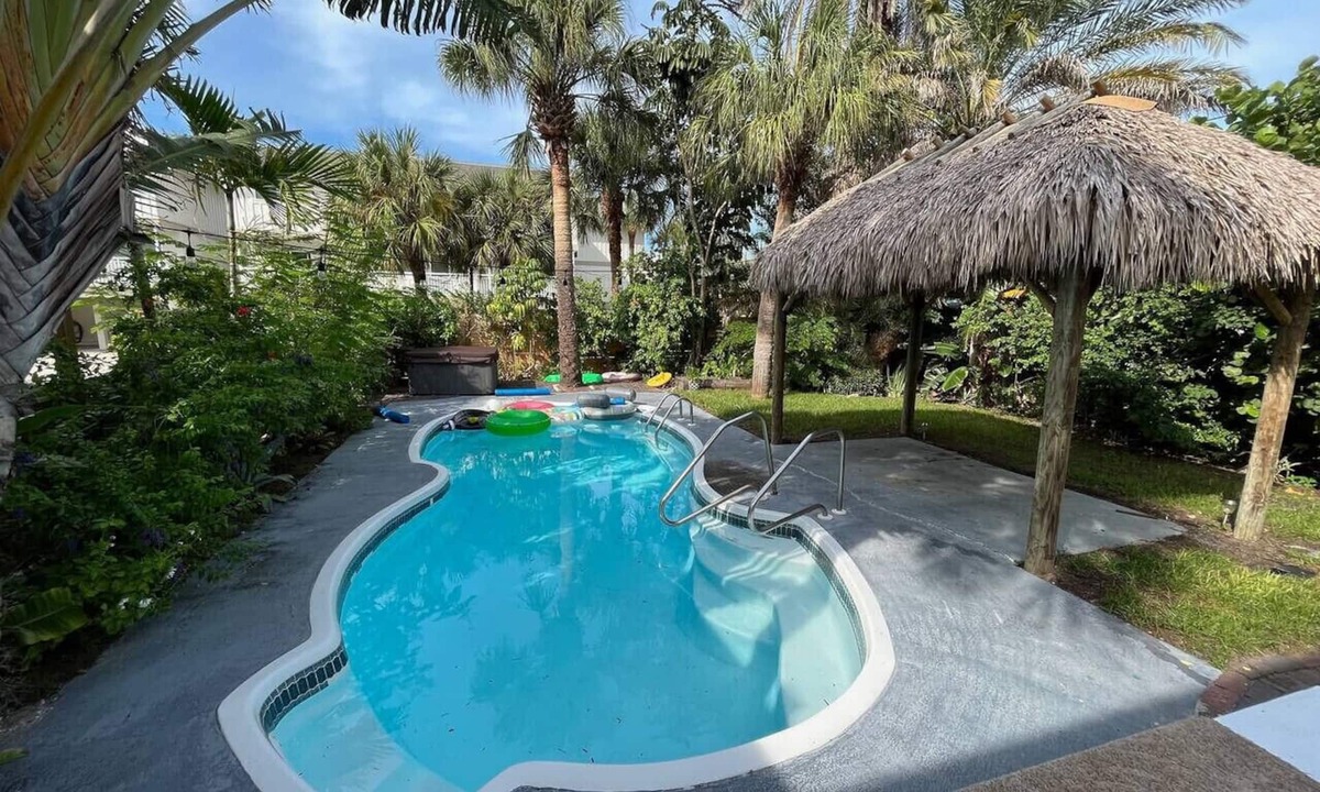 Indian Rocks Beach Cottage | `Oasis` Historic Beachside Cottage 3/2