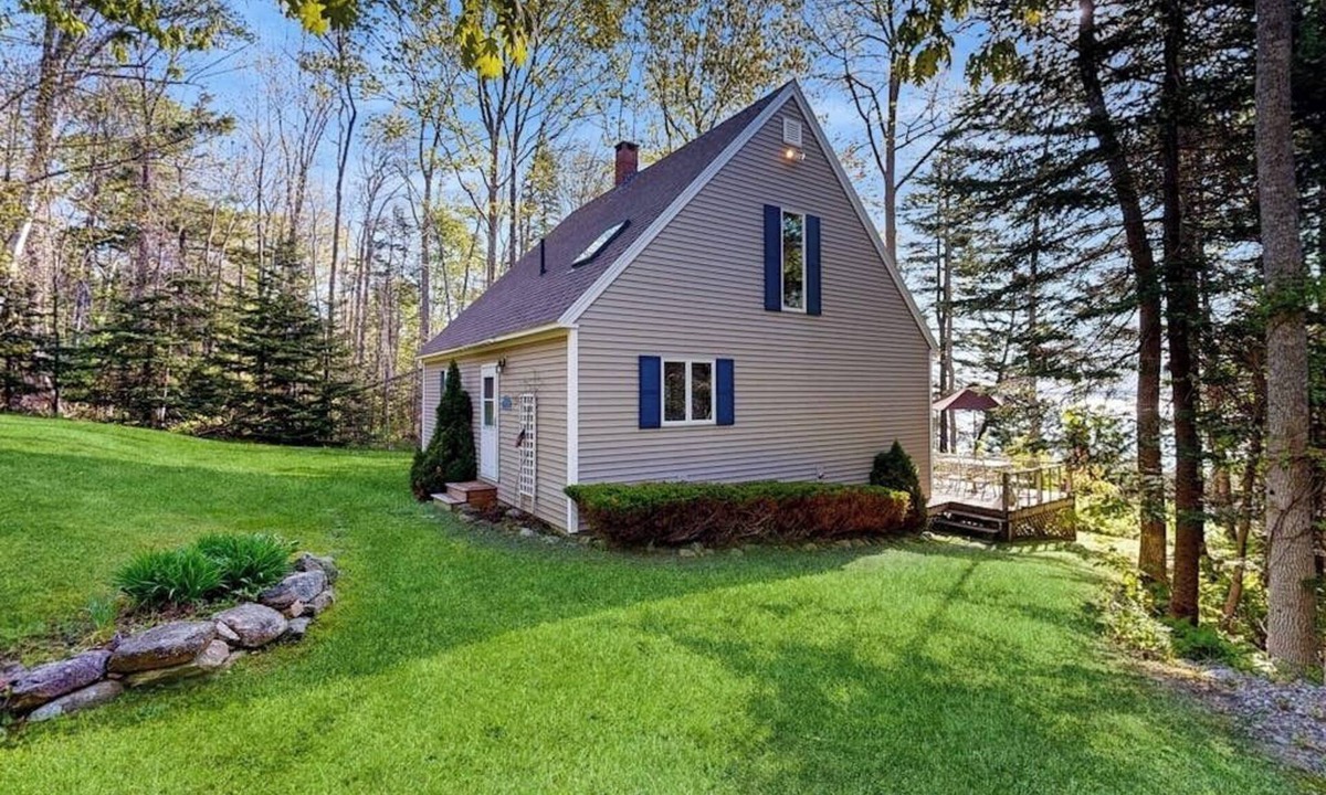 Camden Cabin | Oceanfront home with water views - central AC, washer/dryer & beach access