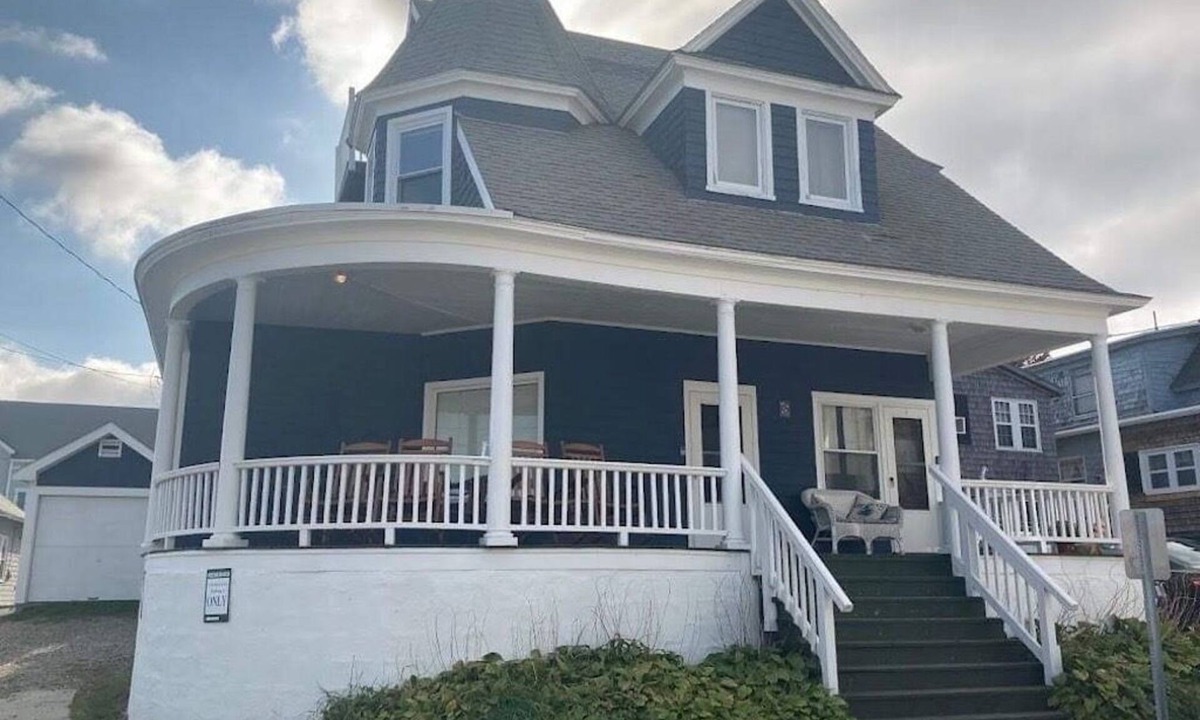 Ocean Park Apartment | Oceanside cottage home with wraparound porch