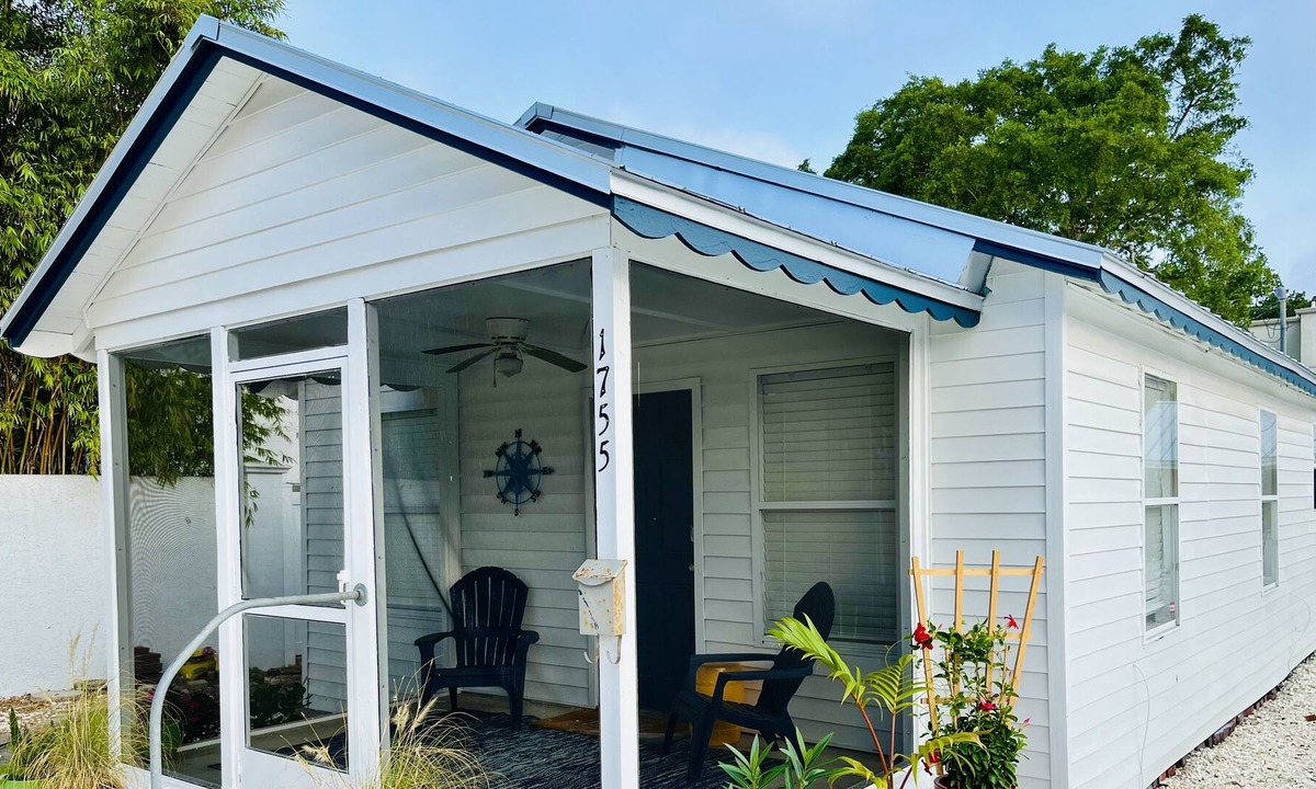 Sarasota Cottage | Old Florida cottage minutes from Siesta Key Beach