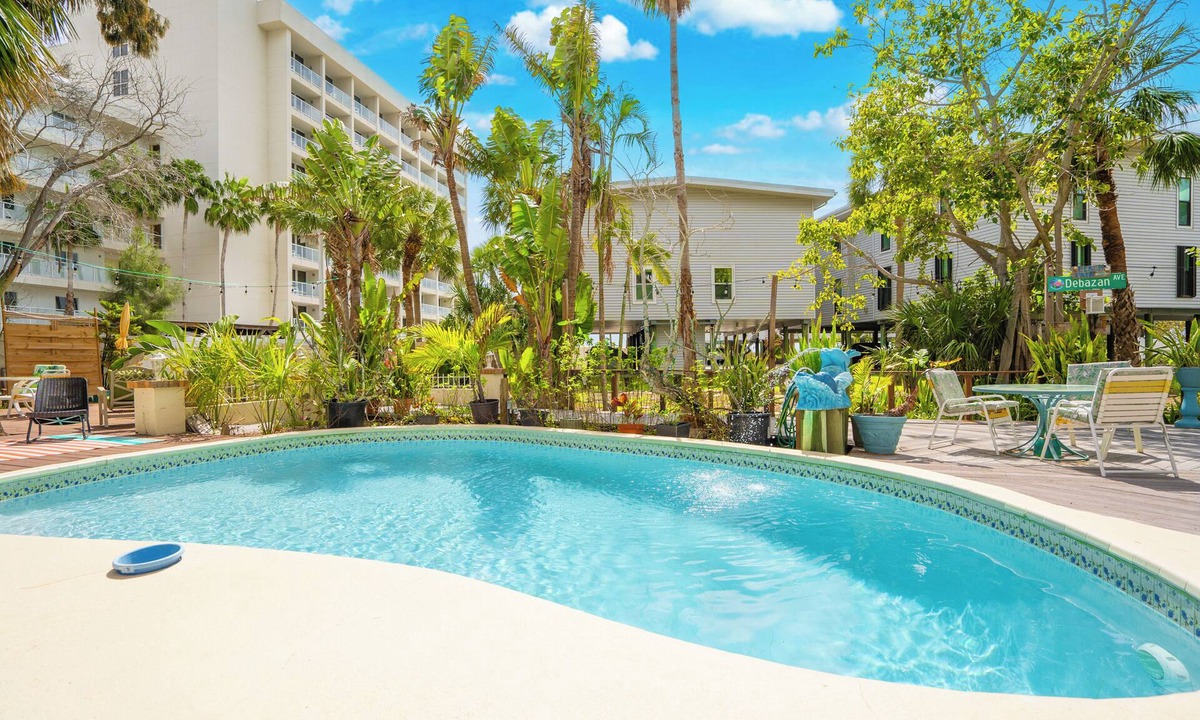 Treasure Island Cottage | Palm Cottage Treasure Island Beach Sleeps 4