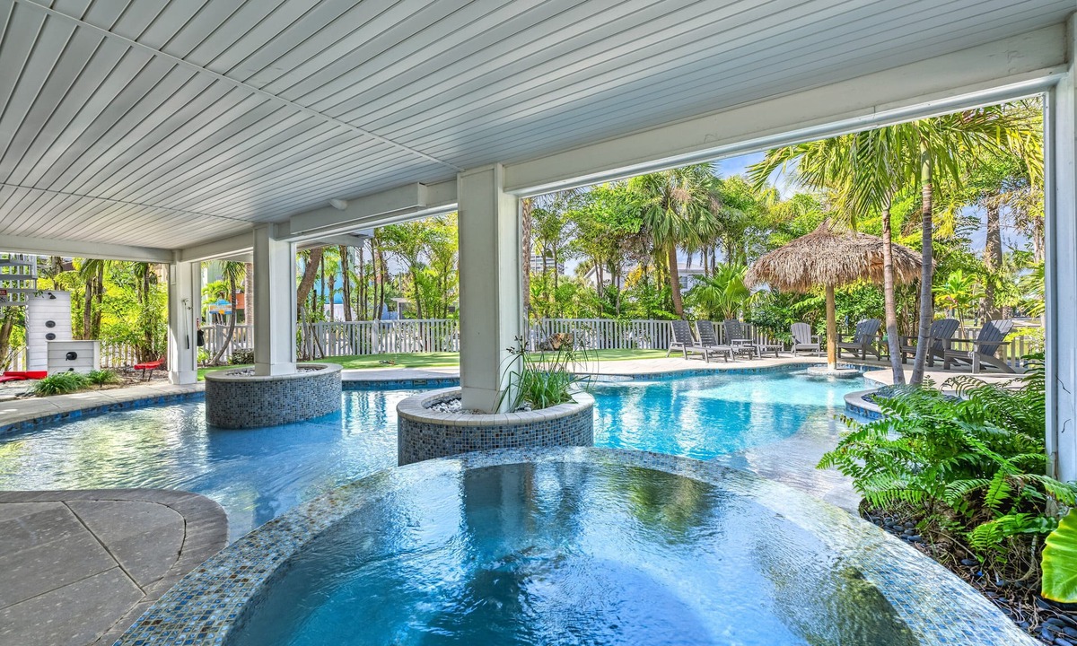 Siesta Key House | Paradise Cove | Private Pool & Spa, Putting Green, Walk to Siesta Key Beach