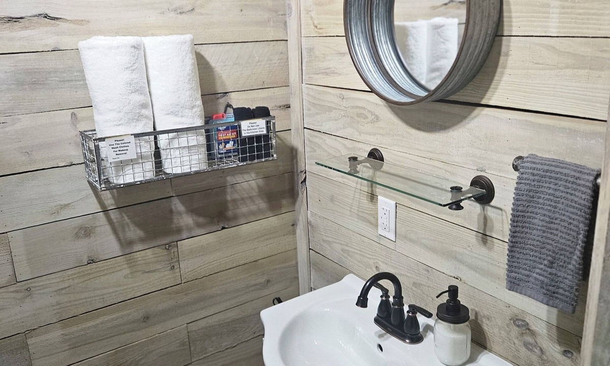 Omaha Cabin | Peaceful Cozy cabin,w/Hot tub, Near Branson & Thunder Ridge Nature Arena