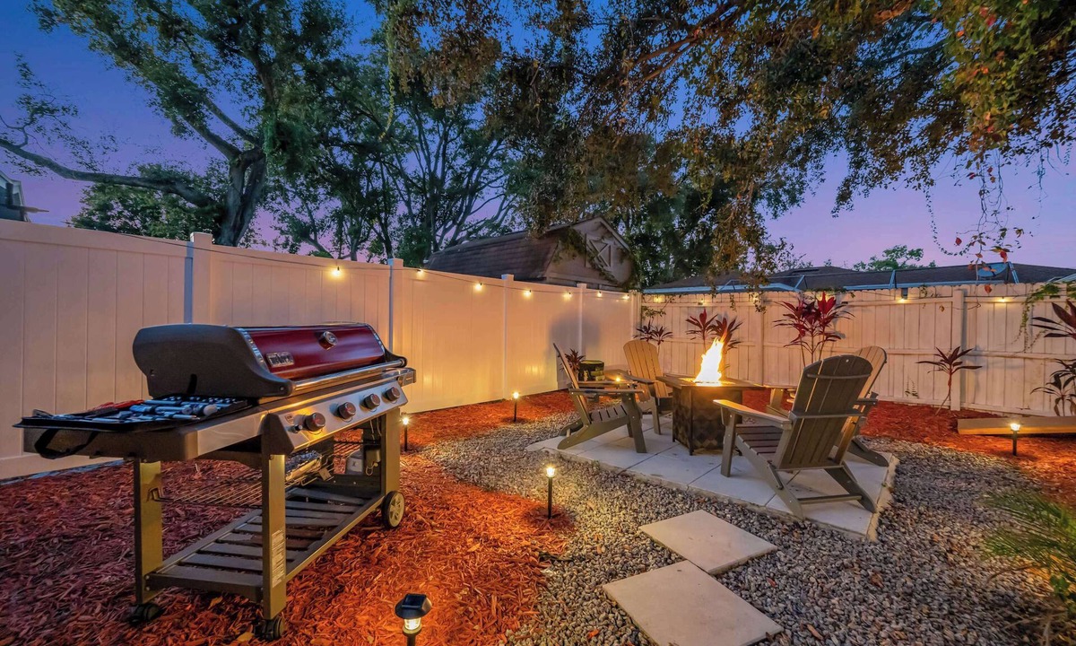 Tampa House | Pet Friendly 2B & Backyard BBQ Near Raymond James!