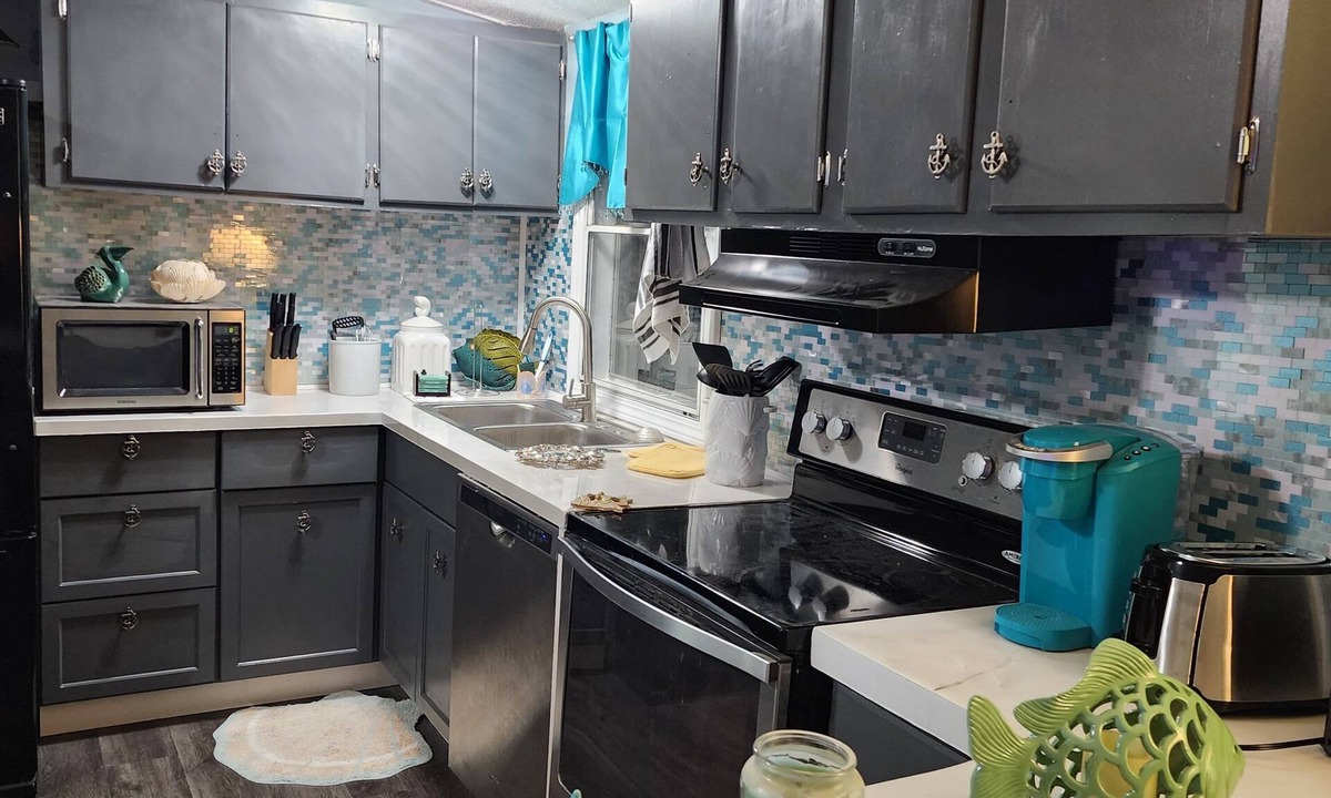 Shallotte House | Pet friendly, cozy getaway - 10 min to Holden Beach
