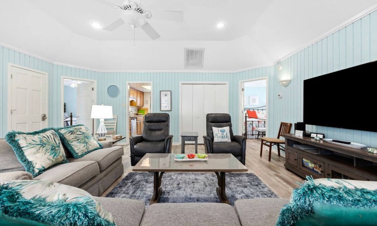 Myrtle Beach House | Pet-friendly Golf/Tournament/Retreat Spot next to Beach w/Pools