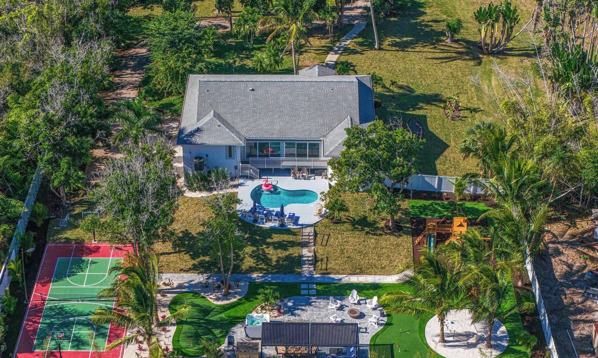 Palma Sola House | Pickleball, Heated Pool, Hot Tub, Sauna, 10Min to AMI