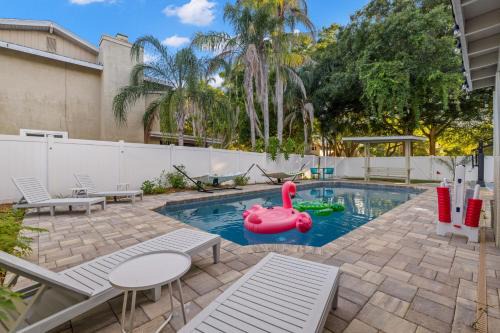 Seminole House | Pickleball~ Pool~ Game Room~ 5 min to Beach