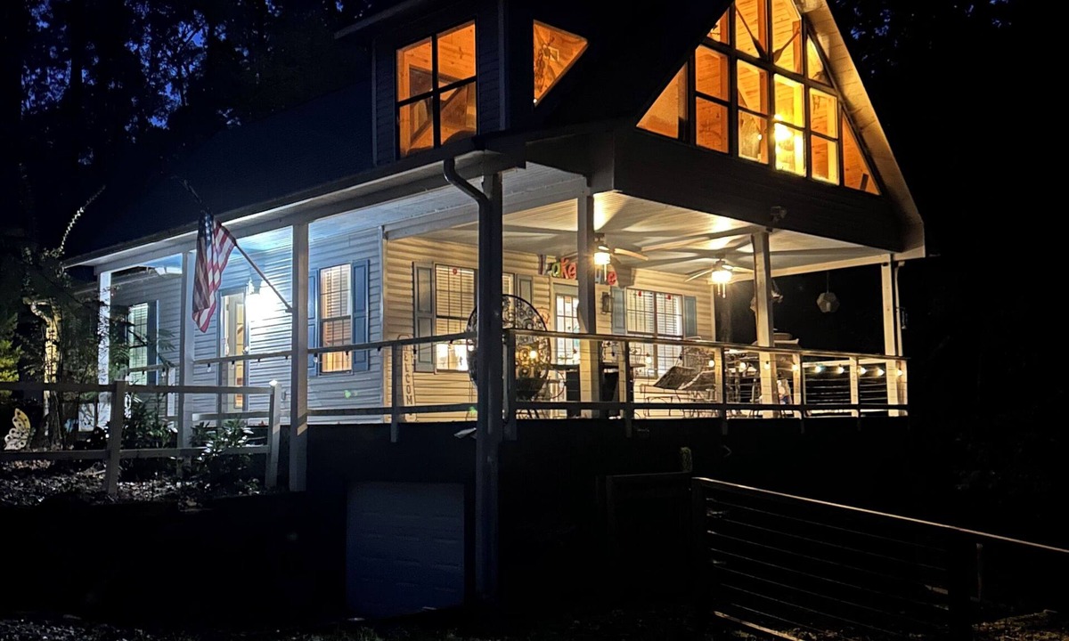 Iuka House | Pickwick Lake House overlooking Safe Harbor Aqua Yacht Marina Sleeps 10+