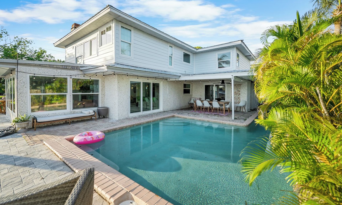 Ozona House | Pink Pony Villa – Waterfront Escape w/Pool, Kayaks & Themed Rooms