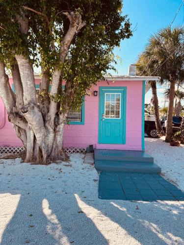 Bradenton Beach House | Playa Esmeralda Cottage! Add Golf Cart!