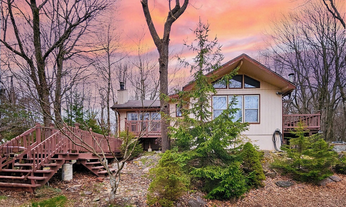 Long Pond Cabin | Pond Place by AvantStay | Game Room, Deck, Fire Pit
