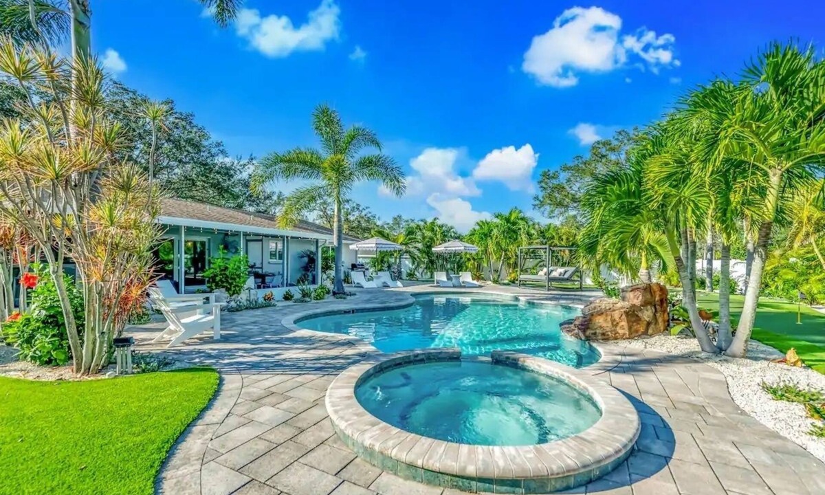 Shore Acre Heights House | Pool, hot tub, putting green, pickleball, tiki bar, fire pit