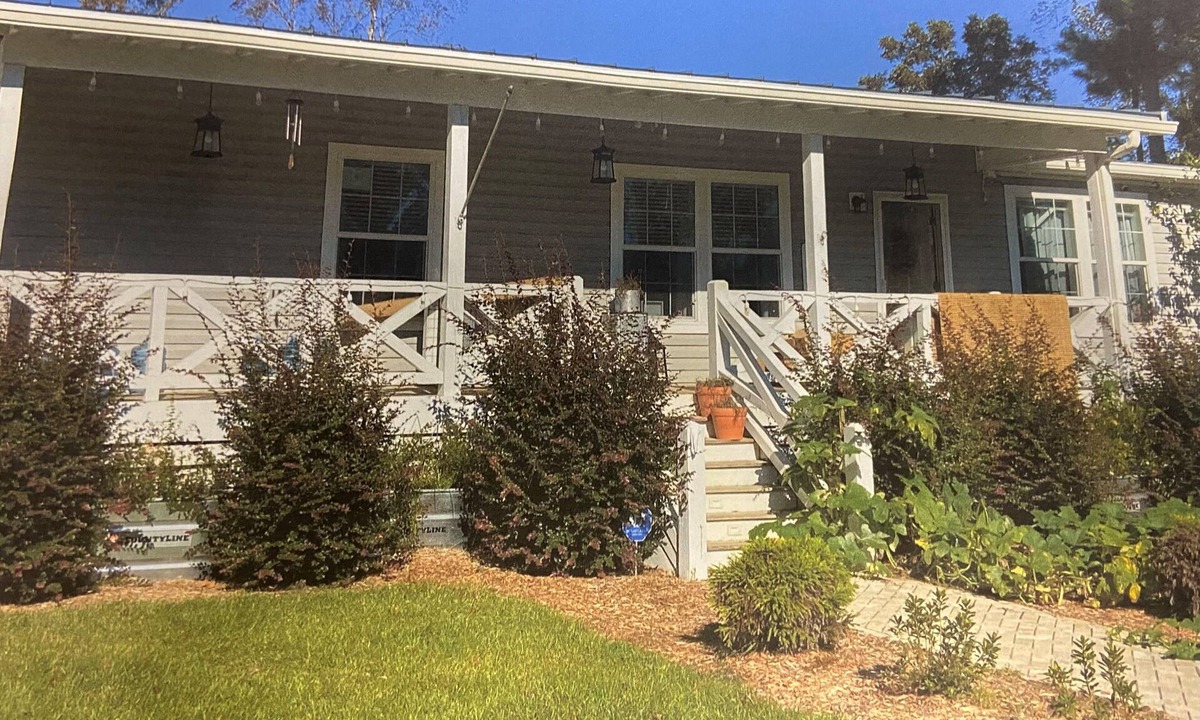 Shallotte House | !POOL! PEACEFUL FARMHOUSE IN SHALLOTTE! 5 MINS TO BEACHES AND OUR SWEET TOWN!