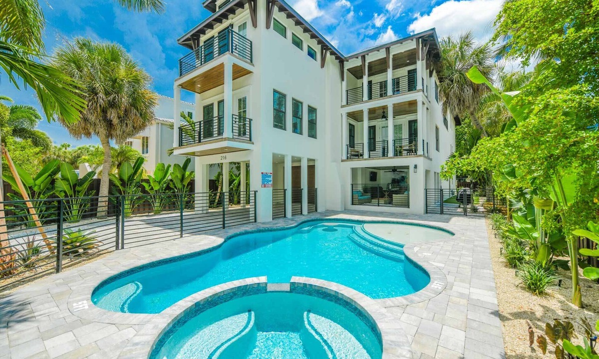 Saint Armands Key House | Pool, Putting Green, Steps to Shopping, Tons of Living Space -The Shore House