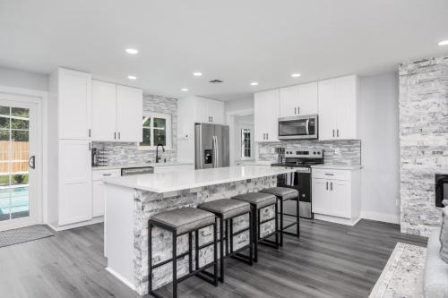 South Gate Ridge House | Poolside Paradise