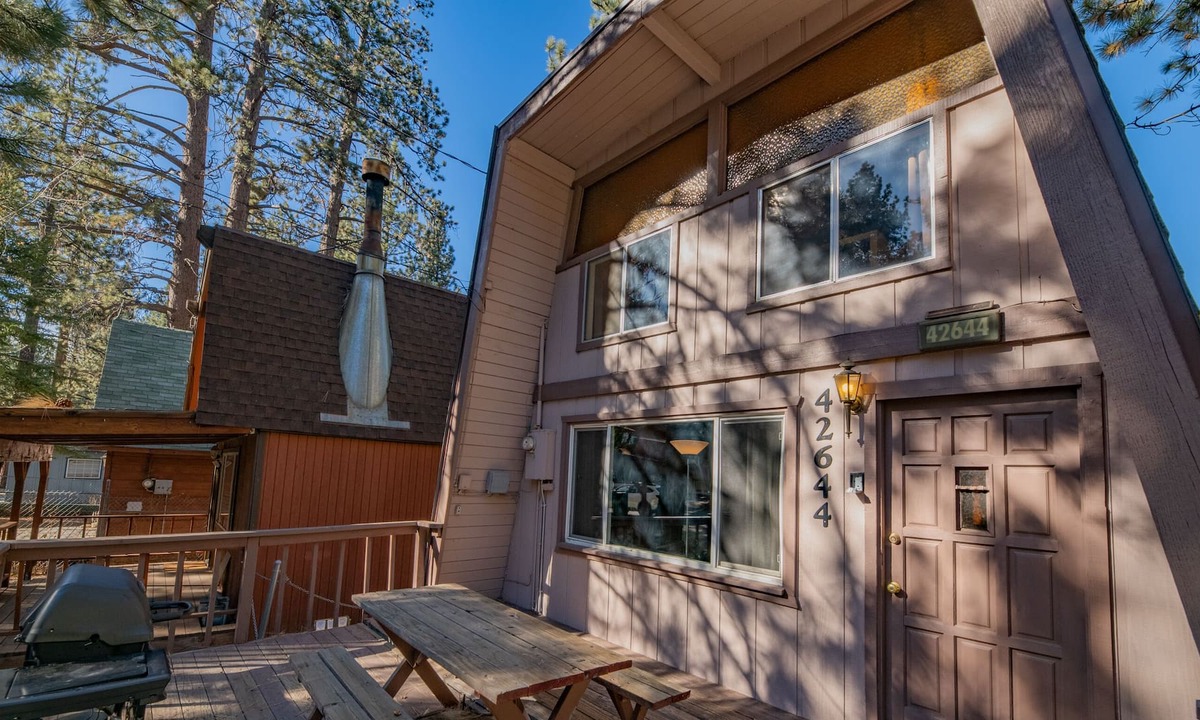 Big Bear Lake House | Prescott's Place - Adorable Gambrel Style Cabin close to Bear Mountain! Hot Tub, Board Games!