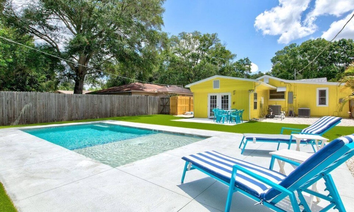West Bradenton House | Private Heated Pool, Turfed Putting Green Retreat