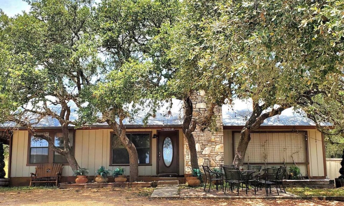 Boerne Cabin | Private Hill Country Cabin by the Creek Sleeps 10 Fire Pit & Pool Table