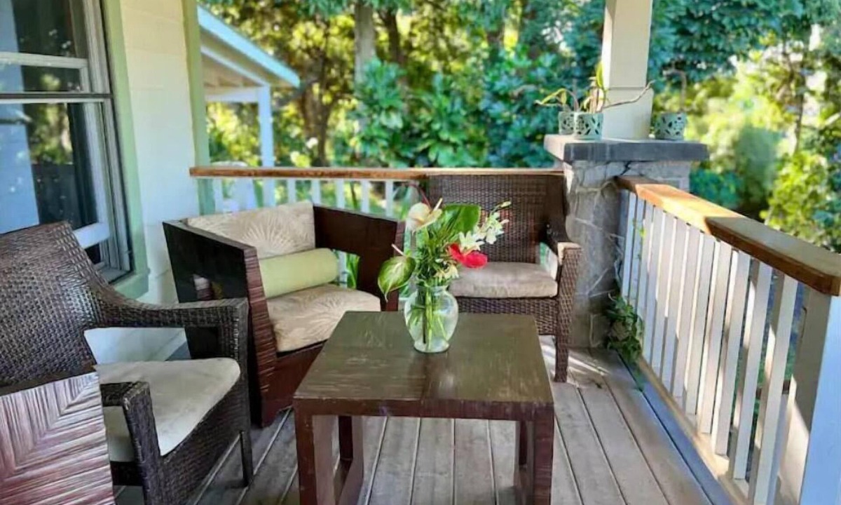 Kealakekua House | Private paradise organic farm stay with ocean view, nestled in banana grove