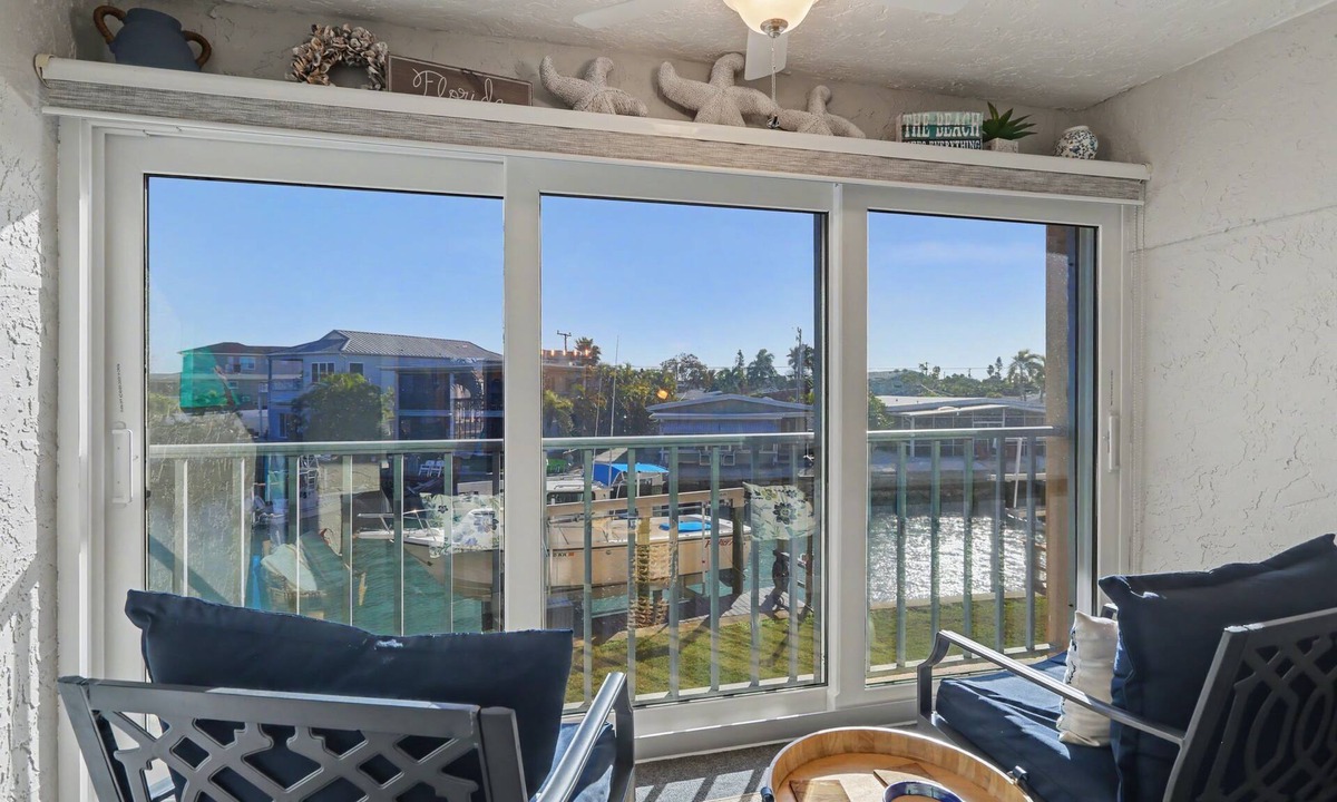 Treasure Island Condo | 🌴Quick Walk to Beach Access🐬Canal View☀Club Capri #101🍹Community Pool