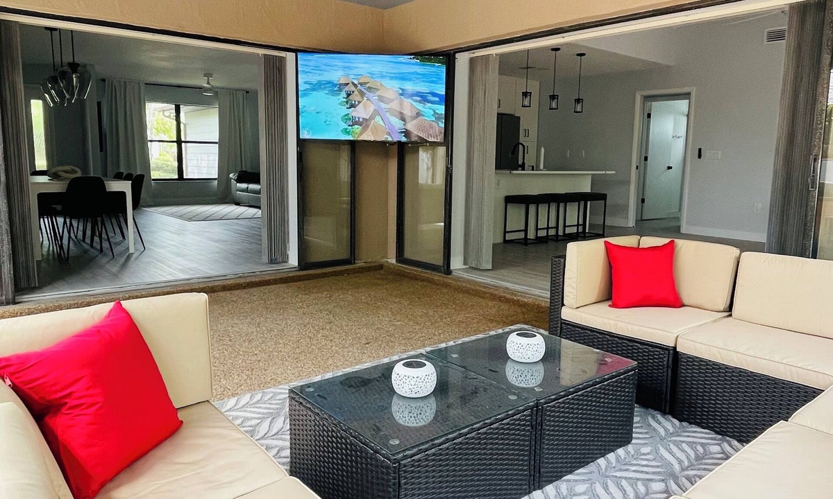 West Bradenton House | Quiet Coastal Retreat . Hot Tub . Relax & Unwind