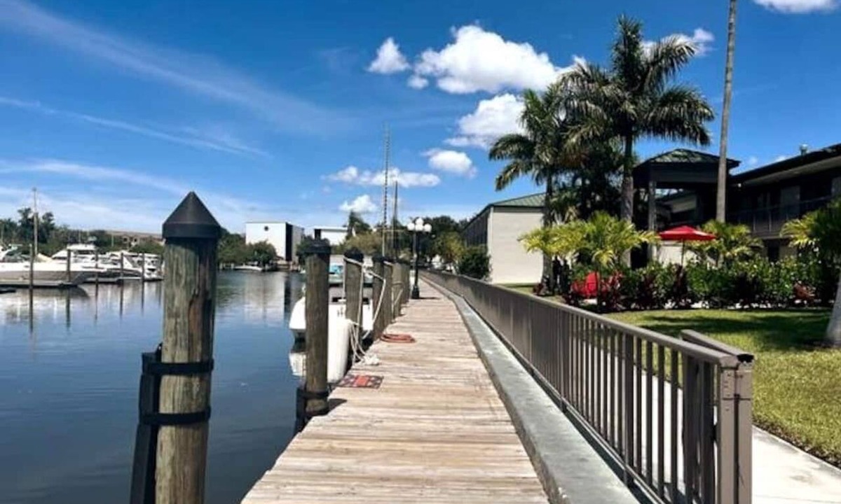 Trailer Estates Hotel | Ramada by Wyndham Sarasota Waterfront- Tikki Bar & Grill- Near Airport & Beaches