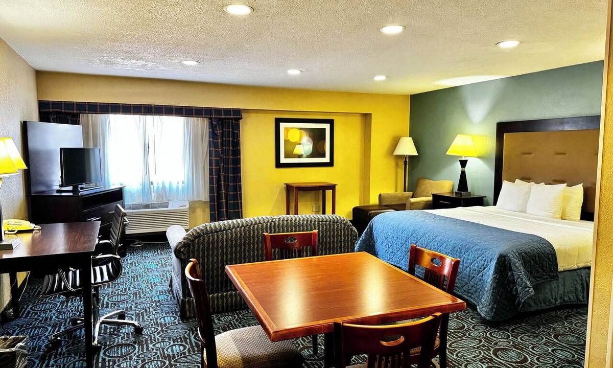 New London Hotel | Regency Inn and Suites - Suite Non Smoking King