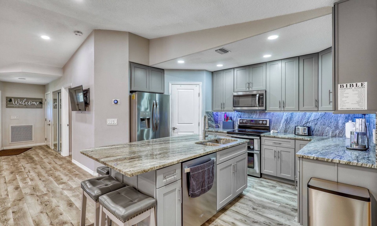 Lake Sarasota House | Relax and recharge Hot Tub,Tesla charger,10 sleeps