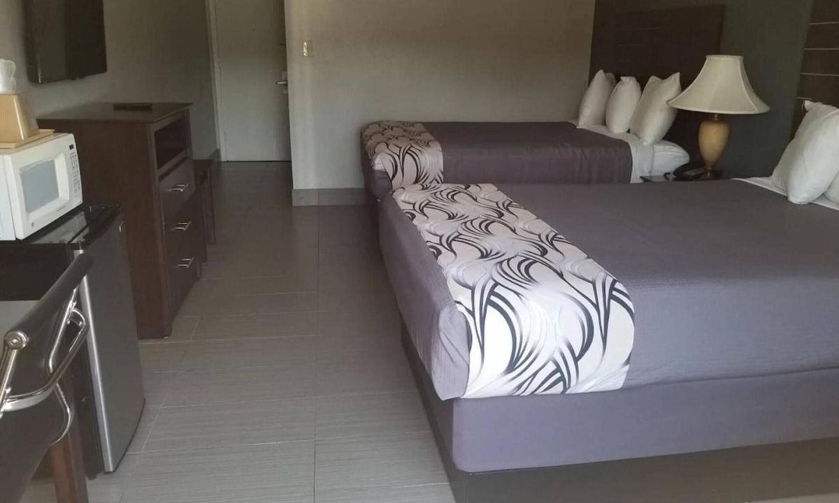 North Shore Hotel | Relax in Tranquil Room Near Dinings, Ideal for Budget-friendly & Relaxing Stays