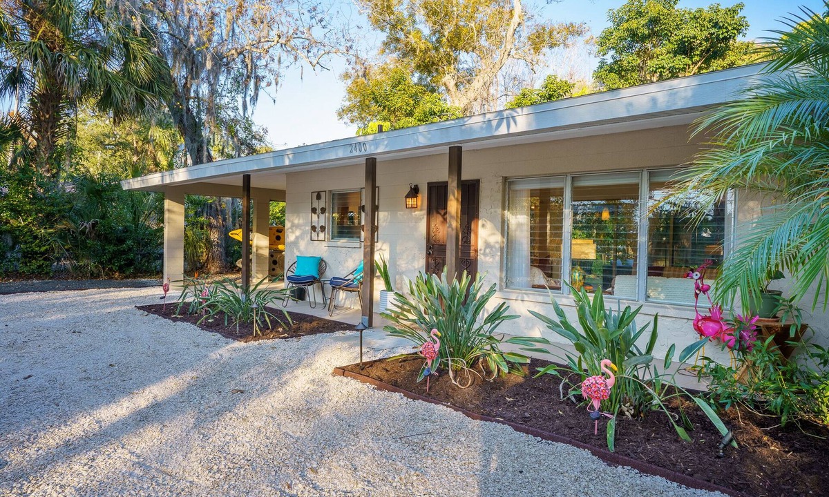 Indian Beach Sapphire Shores House | Relaxing 2BR Retreat w/Outdoor Dining & Kayaks