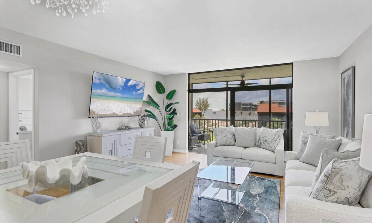 Longboat Key Condo | RENOVATED 2/2 w/VIEW, Beach/Pools/Fitness/Tennis