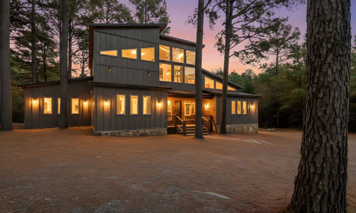 Pickens Cabin | Rich Carlton · Sleeps 27! Hot Tub, Shuffleboard & 4 King En-Suites