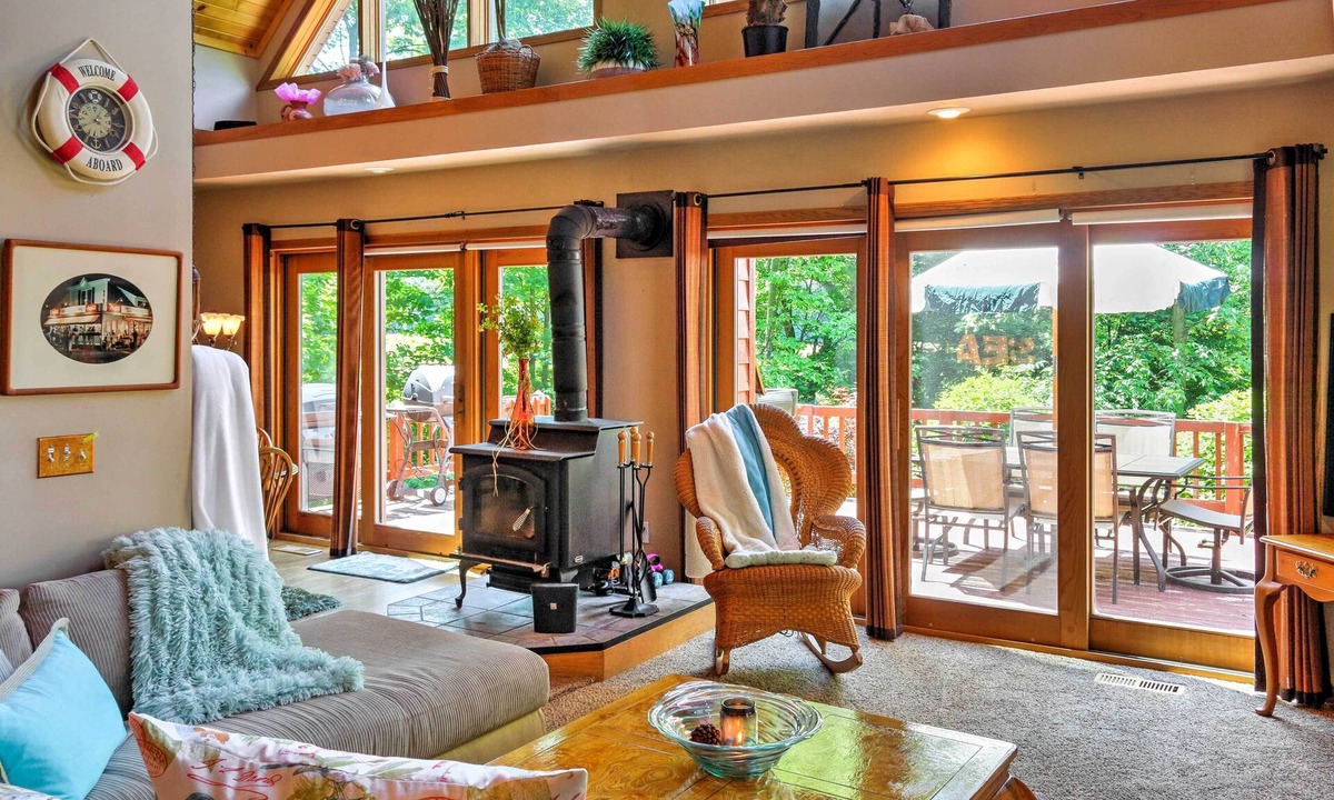 Egg Harbor Cottage | Roomy House on 2 Acres - 2 Mi to Egg Harbor Beach!