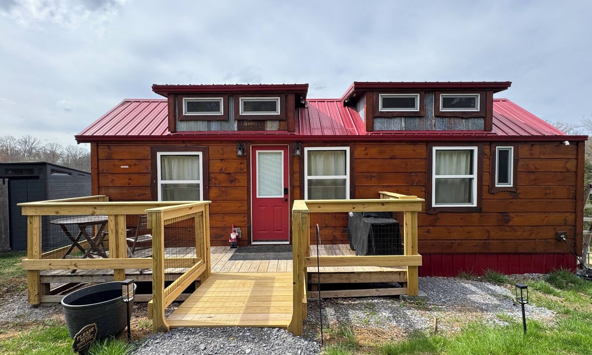 Mohawk Cabin | Rustic 2 bedroom Tiny Home in charming Bybee
