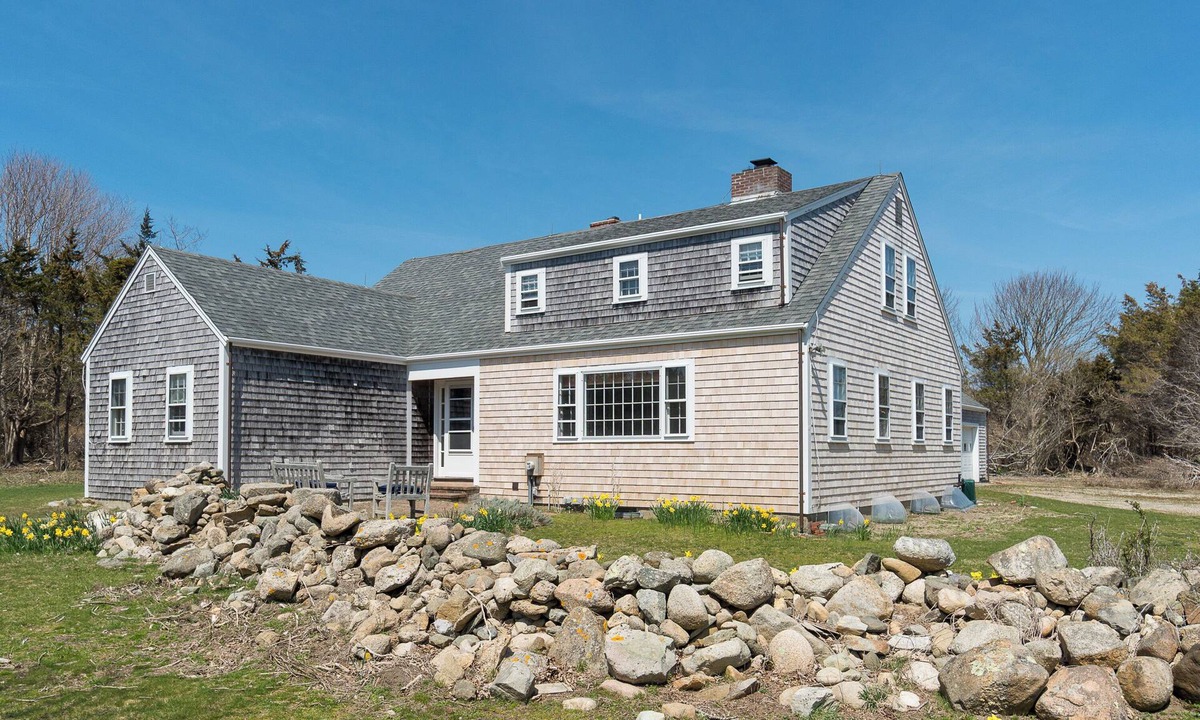 Siasconset House | Sconset 5-bedroom house with 4.5 Bathrooms and updated decor in Peaceful Setting