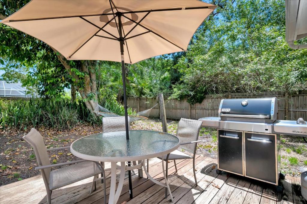 Sarasota Apartment | Secluded Cottage - Private BBQ Deck & Firepit