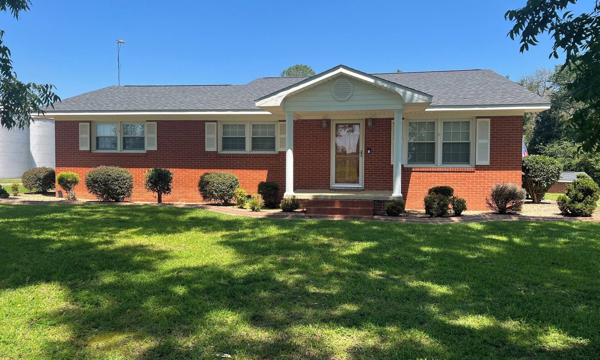 Sampson County House | Secluded Farmhouse Retreat - Groups & Pets Okay!