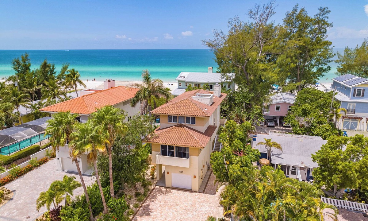 Ilexhurst House | Serenity: *Pet friendly *Heated pool *Balcony views *Steps to the sand!