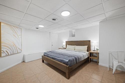 Shadyside House | Shadyside, Pittsburgh !B Modern and Bright Private Bedroom with Shared Bathroom