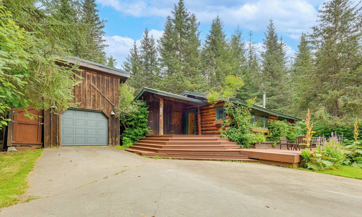 Diamond Ridge Cabin | Ski, Hike & Snowshoe: Homer Getaway w/Fire Pit