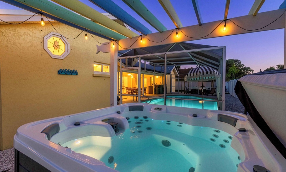 Palma Sola House | Sleeps 12~Close to AMI~Covered Pool~Hot Tub~BBQ~Putt Putt~Game Room